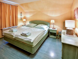 Schlafzimmer mit Doppelbett