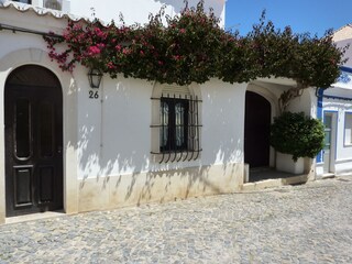 quiet one-way street  Rua Marechal Carmona 26, Cabanas