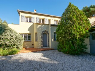 Building view - entrance area