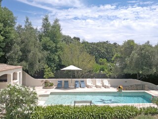 Swimmingpool with pool house