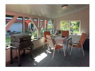 überdachte Terrasse mit Gartenmöbeln