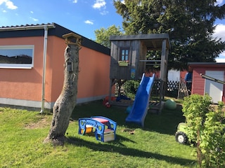 kleiner Spielplatz mit Rutsche