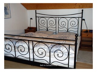 Doppelbett im Schlafzimmer