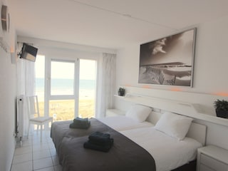 Schlafzimmer mit 2x Boxspring Betten, Meeresblick