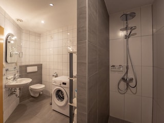 Bad mit WC und Waschmaschine