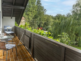 Balkon mit Blick auf den Garten