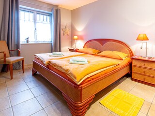 Schlafzimmer mit Doppelbett