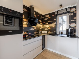 Küche mit Weinkühlschrank