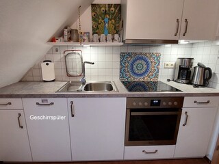 Einbauküche mit Geschirrspüler und Backofen