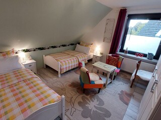2-Bett Zimmer mit TV und schreibtisch