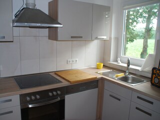 Küche mit E-Herd, Spülmaschine und Mikrowelle