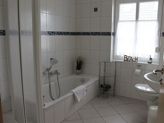 Badezimmer mit Badewanne und separater Dusche