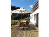 Große Holzdielen-Terrasse mit Blick auf Tal und Berge