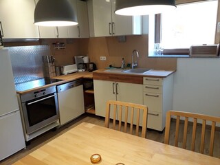 Küchenzeile mit Kühlschrank, Gefrierfach, Spülmaschine