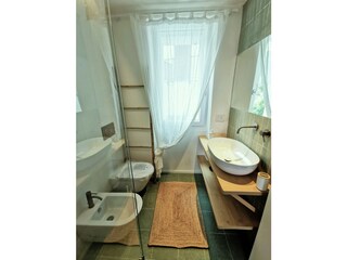 Bad mit Dusche und WC