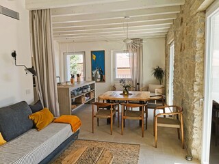 Blick vom Wohnzimmer zur Kueche