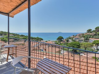 die kleinere Terrasse, ebenfalls mit Meerblick