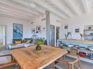Wohnzimmer mit Essbereich und Kochinsel