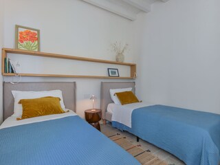 sleeping room with 2 single beds