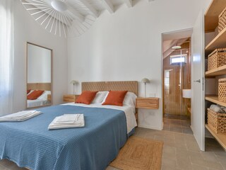 Schlafzimmer Bergseite mit gelbem Bad