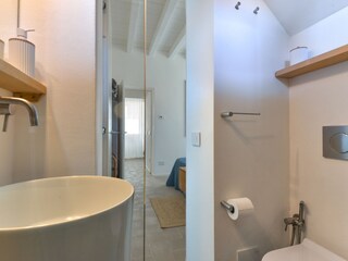 Bad im Schlafzimmer mit Bergblick