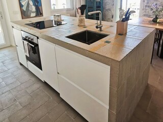 Kochinsel mit Spuelmaschine und Backofen