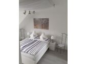 Schlafzimmer mit Bett 1,60 x 2,00 m