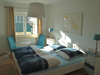 Schlafzimmer links mit Doppelbett