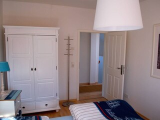 SZ links Kleiderschrank