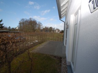 Terrasse(Gartenmöbel im Winterschlaf)