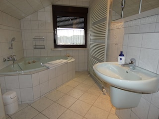 Das Bad mit Badewanne