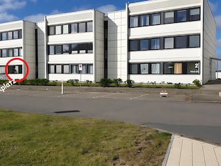 Aussenansicht mit Parkplatz