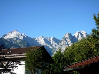 Aussicht vom Balkon: Alpspitze, Waxensteine