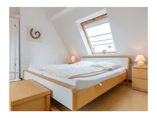 Schlafzimmer mit Doppelbett