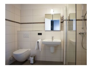 ... im Badezimmer mit ...