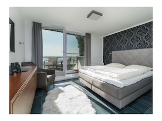 Schlafzimmer mit Zugang zur Dachterrasse