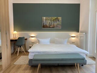 Boxspringbett, kleiner Arbeitsplatz, Smart-TV