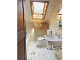 Badezimmer mit Badewanne im 1. Stock