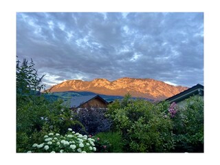 Blick vom Garten auf das Alpenglühen