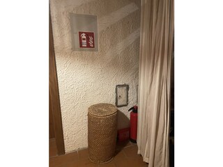 Feuerlöscher im unteren Treppenhaus