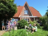 Blick vom Garten auf die überdachte Südterrasse