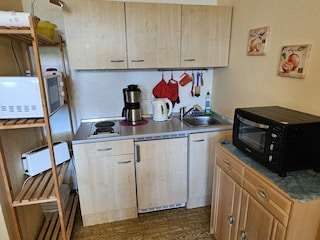 Küchenzeile mit Geräten