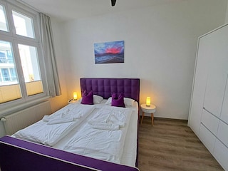 2. Schlafzimmer mit Doppelbett, TV und Kleiderschrank