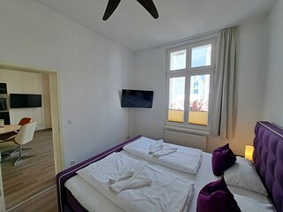 2. Schlafzimmer mit Doppelbett, TV und Kleiderschrank