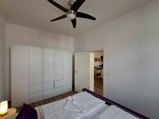 2. Schlafzimmer mit Doppelbett, TV und Kleiderschrank