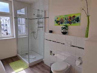 großzügiges Tageslicht-Bad mit DU/WC