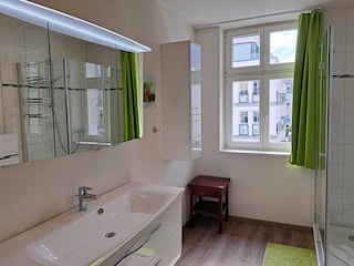 großzügiges Tageslicht-Bad mit DU/WC