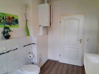 großzügiges Tageslicht-Bad mit DU/WC