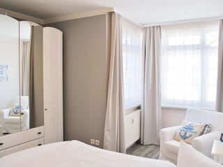 großer Kleiderschrank im Schlafraum