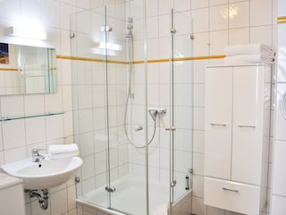 helles Bad mit Glasdusche